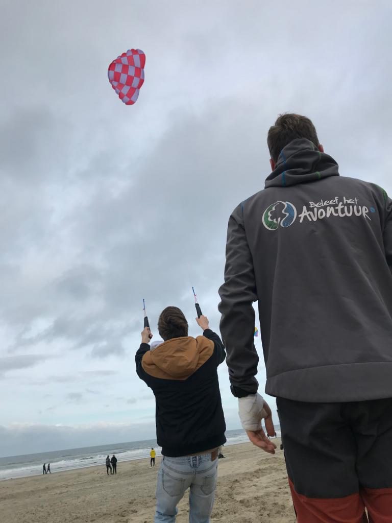 Powerkiten met een kleine kite voor beginners, dit is te boeken bij De Klimvallei, Beleef het avontuur in Den Helder.