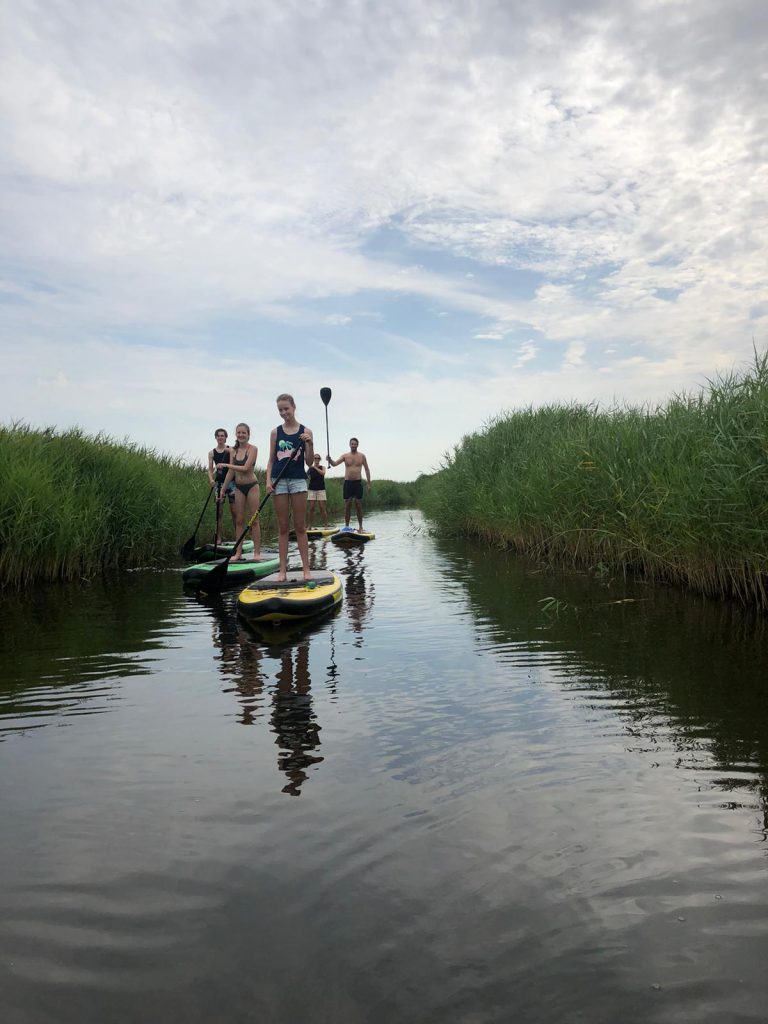 Een groep suppers op het water op de wateren van Den Helder, vertrekkend van klimbos De klimvallei.